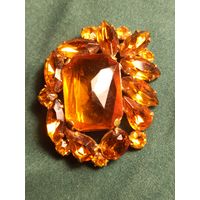 Винтажная брошь-булавка с солнечно-янтарными прозрачными камнями.