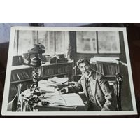 Репин в кабинете за работой