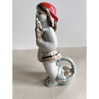 СТАТУЭТКА ФАРФОРОВАЯ "КРАСНАЯ ШАПОЧКА".  16*7*7 СМ. ПОЛОННОЕ. КРАСНОЕ КЛЕЙМО - 1 СОРТ.СМ.ФОТО И ОПИСАНИЕ.