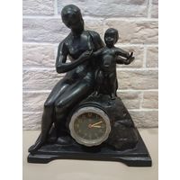 Чугунные механические часы.