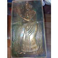 Распродажа предметов искусства . Чеканка  " Девушка с снопом " .