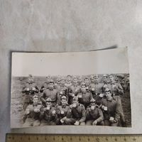 Фотография. История СССР в лицах. Солдаты Внутренних войск МВД СССР на "целине". Обед в поле.