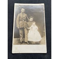 Фотооткрытка 1 Мировая война / Прусский пехотинец с семьей