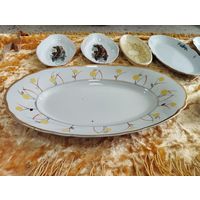 Блюдо овальное (размер 36х23.5 см), фарфор. Коростень. СССР