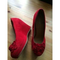 Туфли на танкетке на 38-5-39 размер от немецкой фирмы Graceland. Очень красивого насыщенного цвета, удобная танкетка. Один раз надела, оказались на 38 размер немного велики.