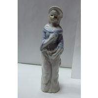 Статуэтка фарфоровая "Девушка" 80-е годы Европа. Высота 16 см.
