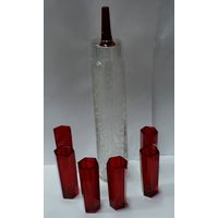 Графин стеклянный "Серп и молот" и 6 рюмок из красного стекла. Агитация! (Неман). Высота графина с крышкой 28.5 см. Высота рюмок 8 см.