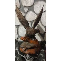 Фигура орел с орленком