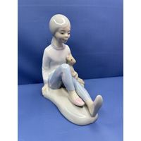 Фарфоровая статуэтка Девочка с мишкой Lladrо