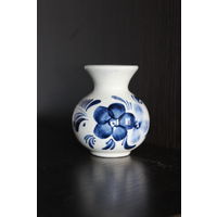 Декоративная, миниатюрная, фарфоровая вазочка.