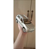Модель автомобиля Porsche Cayenne Turbo 1:18 Maisto