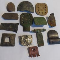 Элементы старинной фурнитуры: накладки на сумки, детали ремней, наконечники, зацепы по ПМВ ...на одном имеется надпись "KARLSBAD", на другом, HANNOVER...фрагменты относящиеся к военному с