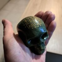 Череп старинный нефрит. Полидром. Латынь.