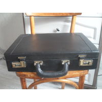 Дипломат с кодовыми замками,в комплекте с 2-мя папками.