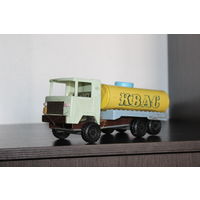 Детская игрушка из СССР грузовик "Квас", кабина пластиковая, кузов металлический.