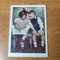 Открытка, дети за интересной книжкой.