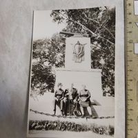 Фотография. Памятник героям обороны 3-й батареи л-та Максутова. Петропавловск-Камчатский. Ветеран ВОВ с семьёй.