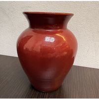 Небольшая винтажная керамическая  ваза насыщенного красного цвета.