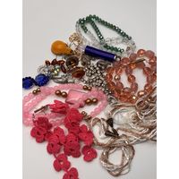 Лот винтажной бижутерии, броши, бусы, серьги.