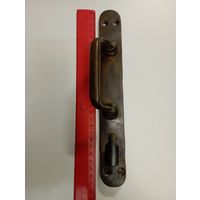 Бронзовая,дверная ручка,с заслонкой замочной скважины.Вес 400 грамм.Преположительно 1920-30 года.Гинкель.