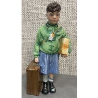 Фарфоровая статуэтка Мальчик в эвакуации. Англия Royal Doulton. 1988 год. Высота 21 см.