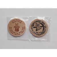 США. 2 жетона Wooden Nickel (Деревянный пятицентовик). В одной запайке. Диаметр каждого 3,8 см.