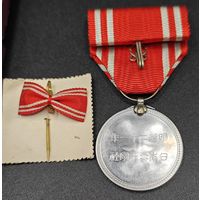 Оригинальная медаль+фрачник, особого члена красного креста. Япония. UNC