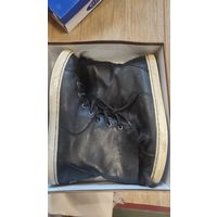 Супер цена на зимние Кеды Converse на 38-38,5 размер.Натуральные полностью, очень удобные, можно выворачивать мехом наружу. Вышлю почтой по предоплате просто по супер цене для них. Оригинал.