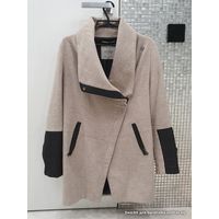Пальто Bershka S 42-44. Стильное и красивое.  Черные кожаные вставки. Очень комфортное.  Состояние прекрасное. Пару раз выгуливалось.  Незначительный дефект на внутреннем шве подкладки в рукаве - видн