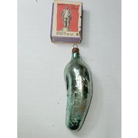 Игрушка на ёлку ,  Огурец  , винтаж , стекло , СССР . С рубля