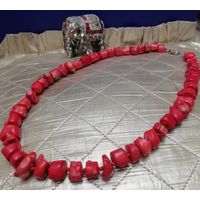 Красивые бусы из натурального коралла.