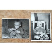 Два фото девочки с игрушкой. 1962 г. 8х11 см.Цена за оба.