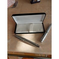 Две ручки в бархатной коробочке