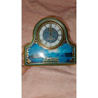Коробка жестяная в виде каминные часы