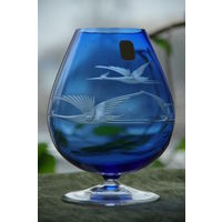 Ваза синее стекло  ( высота 17,5 см , диаметр  12 см ;   7  см ( верх ) )   целая