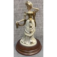 Статуэтка на деревянной подставке. The Leonardo Collection. The Promenade. Германия. Высота 22 см. 1993 год