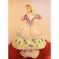 Девушка,завязывающая  шляпку, фарфор, Karl Ens