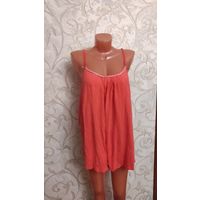 Красивая блуза кораллового цвета на 66-70 размер, очень хорошо сидит на фигуре, красиво смотрится украшение на груди. Длина 71 см, ПОгруди 67 см, но отлично тянется, реально подойдет на 66-70 размер,