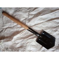 Старая раскладная лопатка для авто или туризма