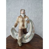 Статуэтка, фигурка фарфоровая рыбак с сетью