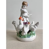 СТАТУЭТКА ФАРФОРОВАЯ "ДЕВОЧКА КОРМИТ КУР". ДУЛЕВО. КЛЕЙМО 1960Г. РАННИЙ ВЫПУСК. СМ.ФОТО, ОПИСАНИЕ.