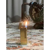 Зажигалка Dunhill.