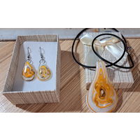 Комплект бижутерии желтый, новый, серьги и кулон