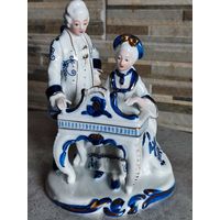 Фарфоровая статуэтка кавалер и дама.