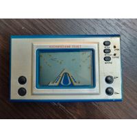 Винтажная электронная портативная игра ( Электроника Космический полет ) произведена в СССР . В нерабочем состоянии