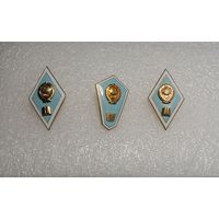 Значок - ромб об окончании гуманитарного учебного заведения.