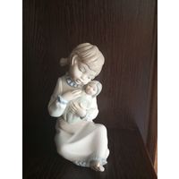 Фарфоровая фигурка. Девочка с куклой. Casades.