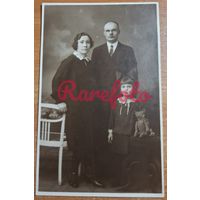 1933 Открыточный формат семья студийное фото печать интересная монограмма фотограф Авотин Рига
