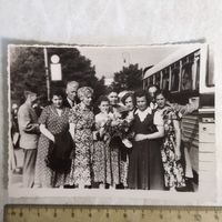 Фотография. История СССР в лицах. У автобуса. 1960-е.