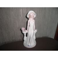 Фарфоровая статуэтка Девушка в интерьере.Высота 30 см.С рубля.